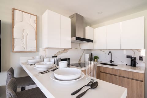 MoonJoy Chic 2BR Apartment Private Patio