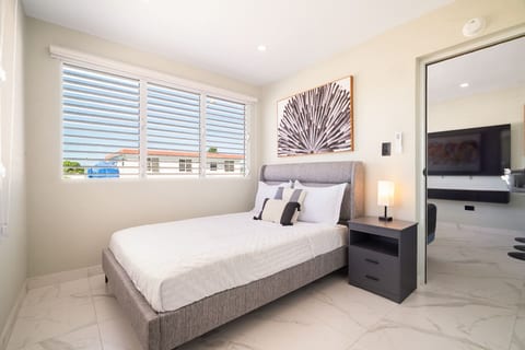 MoonJoy Chic 2BR Apartment Private Patio