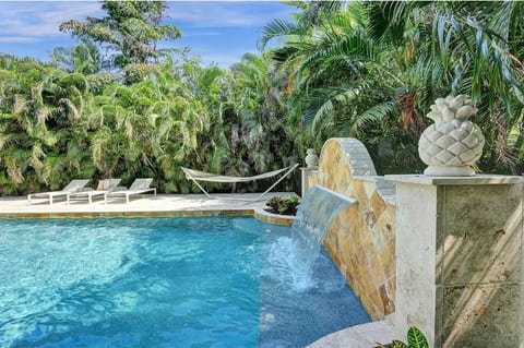 Private heated private pool home with hot tub, bbq