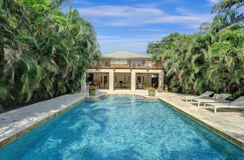 Private heated private pool home with hot tub, bbq