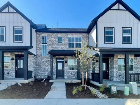 Luxe 8 guests • I-70/470 • Anschutz • Fly • Trails