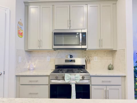 Luxe 8 guests • I-70/470 • Anschutz • Fly • Trails