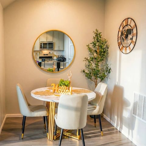 Luxe 8 guests • I-70/470 • Anschutz • Fly • Trails