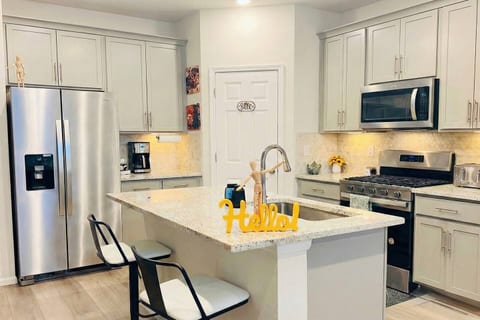 Luxe 8 guests • I-70/470 • Anschutz • Fly • Trails