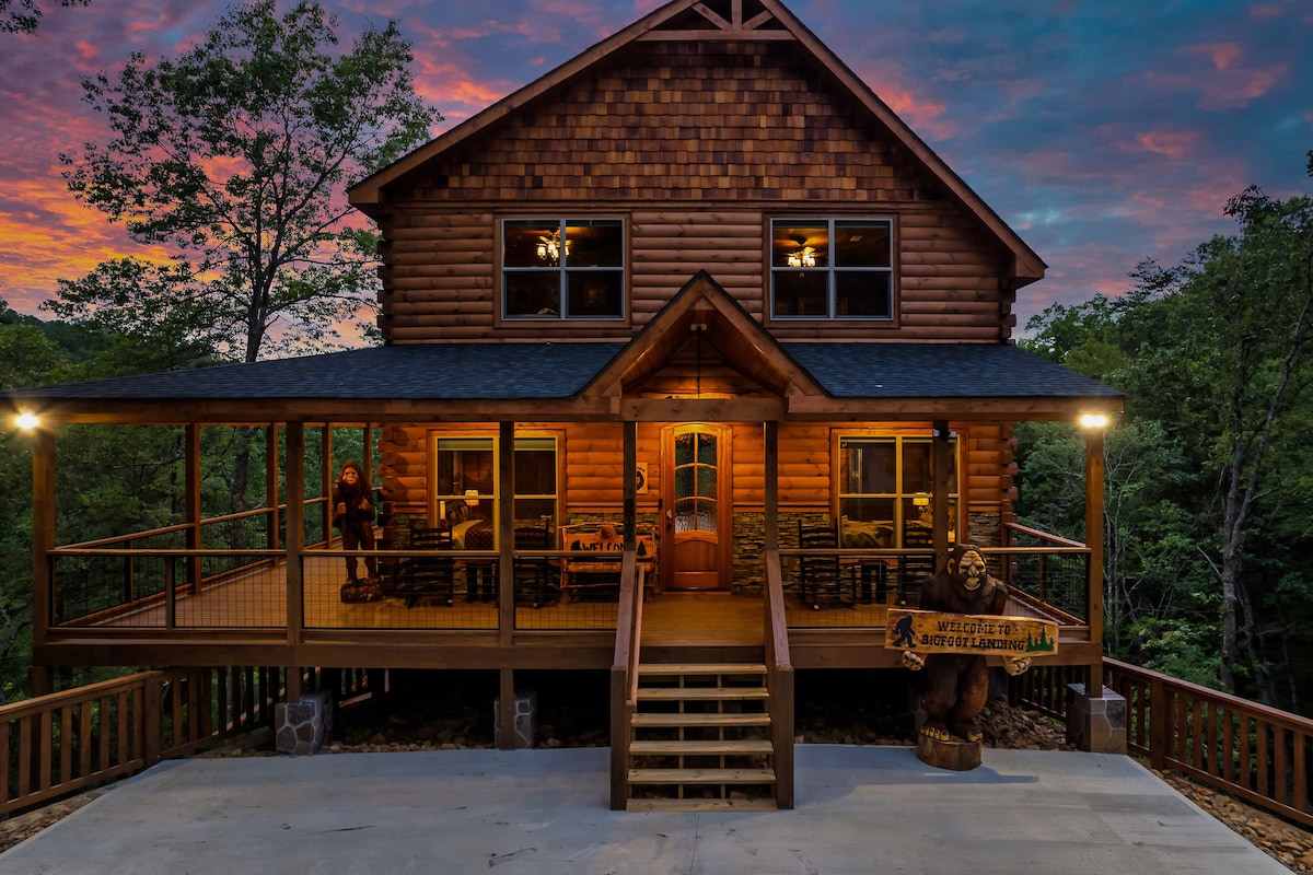 Pickleball Palace Sleeps 20, Putt’g Green Jacuzzi