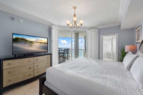 Luxury Ocean Front Penthouse -Steps from the Beach