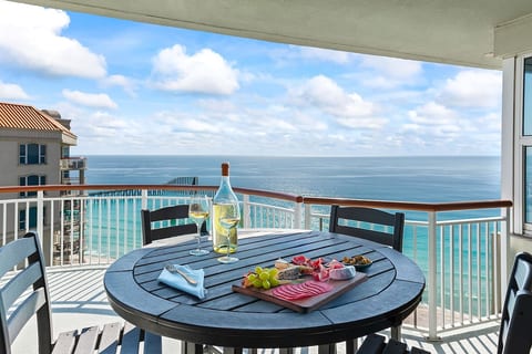 Luxury Ocean Front Penthouse -Steps from the Beach