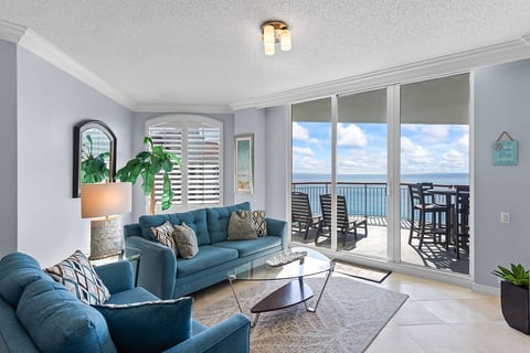 Luxury Ocean Front Penthouse -Steps from the Beach