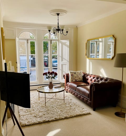 Elegant Central London Townhouse image 2
