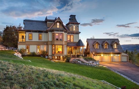 The Victorian Under the gondola is an icon in steamboat - you can enjoy a piece of it by staying in the apartment!