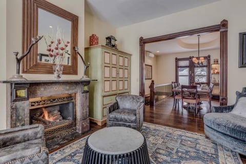 Main living room: Open flow from the living room to the dining room