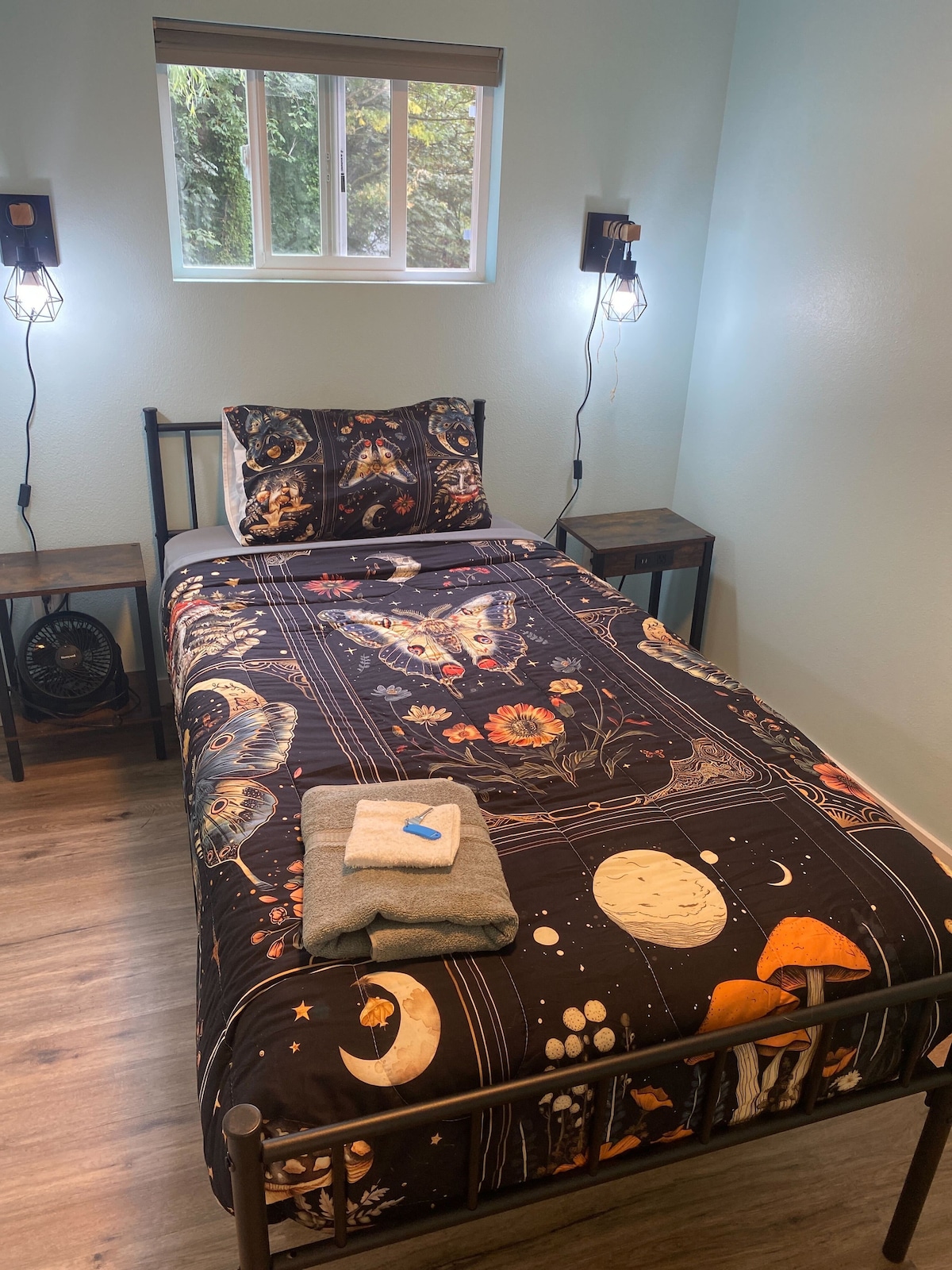 Private Room - 5 mins to Seattle Center image 1