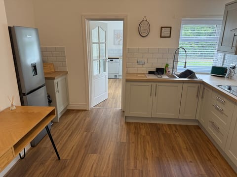 Cosy 2 bedroom bungalow nr coast image 5