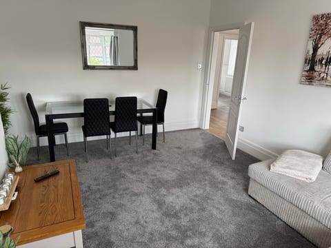 Cosy 2 bedroom bungalow nr coast image 2