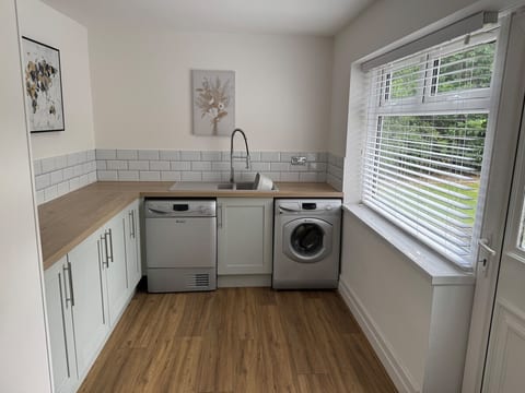 Cosy 2 bedroom bungalow nr coast image 4