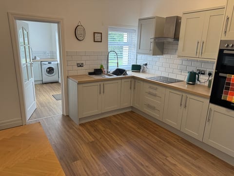 Cosy 2 bedroom bungalow nr coast image 3