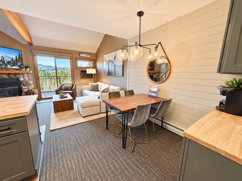 Dining area seats 4