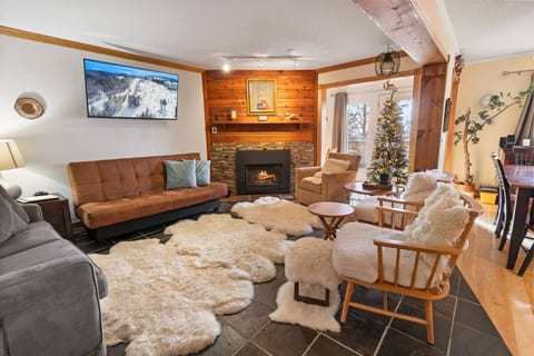 Stylish 3BR 2BA Summit Condo Good WiFi EZ Parking