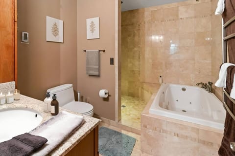 Stylish 3BR 2BA Summit Condo Good WiFi EZ Parking