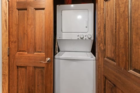 Stylish 3BR 2BA Summit Condo Good WiFi EZ Parking