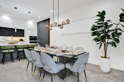 New Luxe 4BR/BA Home w/H. Pool M. Golf & PoolTable