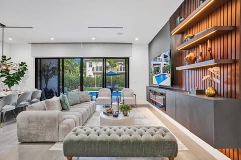 New Luxe 4BR/BA Home w/H. Pool M. Golf & PoolTable