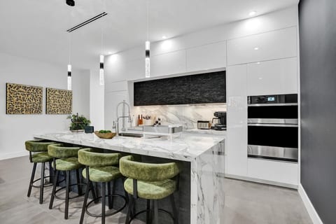 New Luxe 4BR/BA Home w/H. Pool M. Golf & PoolTable