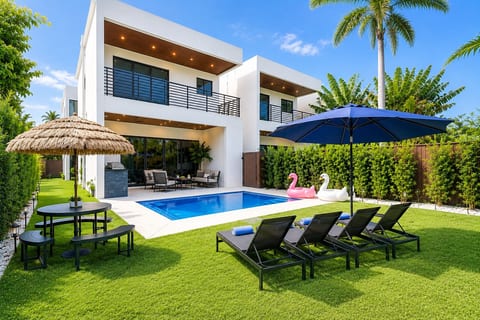 New Luxe 4BR/BA Home w/H. Pool M. Golf & PoolTable