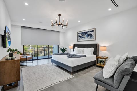 New Luxe 4BR/BA Home w/H. Pool M. Golf & PoolTable