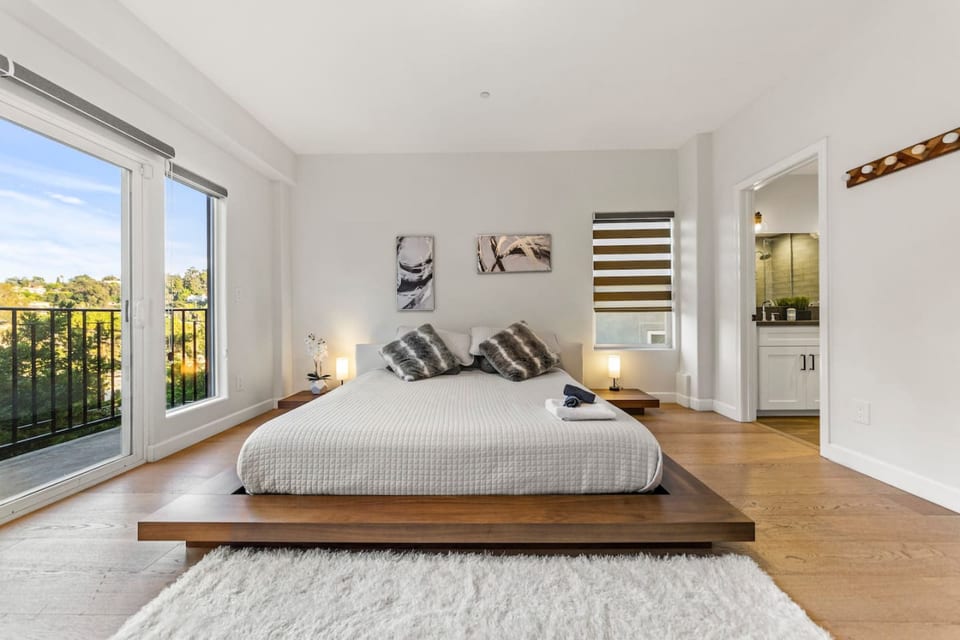 Hillside Views | 4 Bed | 3 Balconies | Silver Lake - Los Angeles