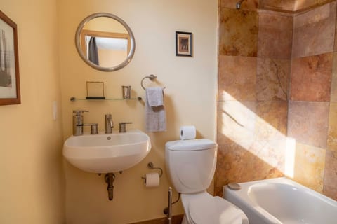 Energy-Efficient Oasis: Cozy Suite Near DT Boulder