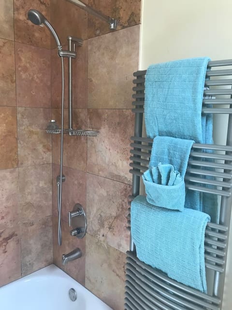 Energy-Efficient Oasis: Cozy Suite Near DT Boulder
