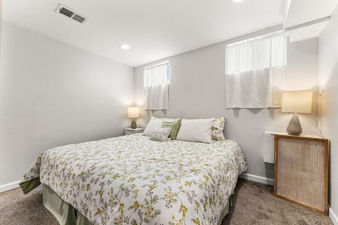 Modern Downtown Oasis ~ Sunny Garden ~ King Beds!