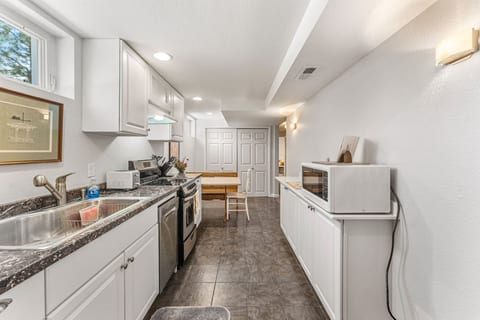 Modern Downtown Oasis ~ Sunny Garden ~ King Beds!