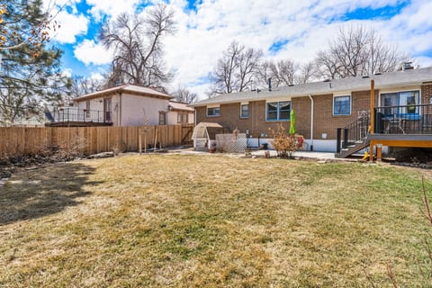 Modern Downtown Oasis ~ Sunny Garden ~ King Beds!