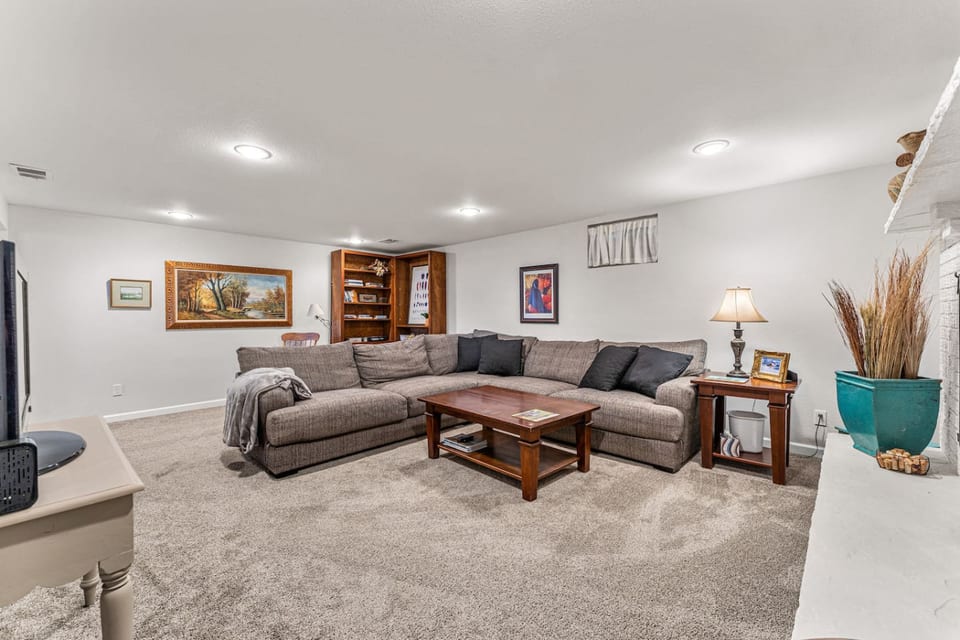Modern Downtown Oasis ~ Sunny Garden ~ King Beds! - Longmont