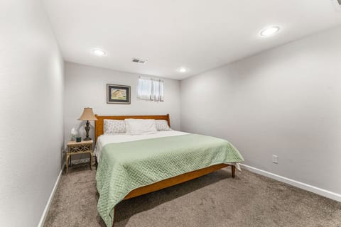 Modern Downtown Oasis ~ Sunny Garden ~ King Beds!