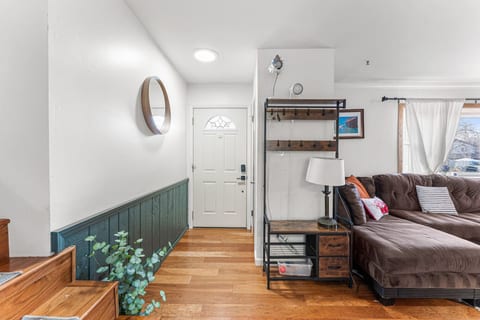 Spacious & Comfy ~ Close to Everything ~ Backyard!