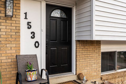 Spacious & Comfy ~ Close to Everything ~ Backyard!