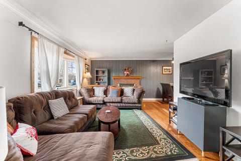 Spacious & Comfy ~ Close to Everything ~ Backyard!