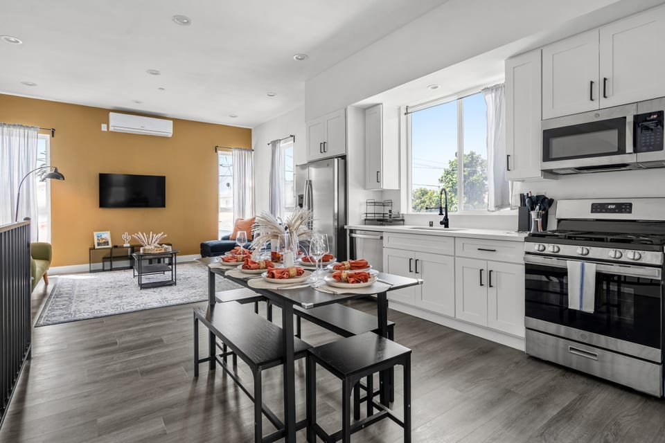 Spacious 4BR/4.5BA Private Retreat Near LAX & DTLA - Los Angeles