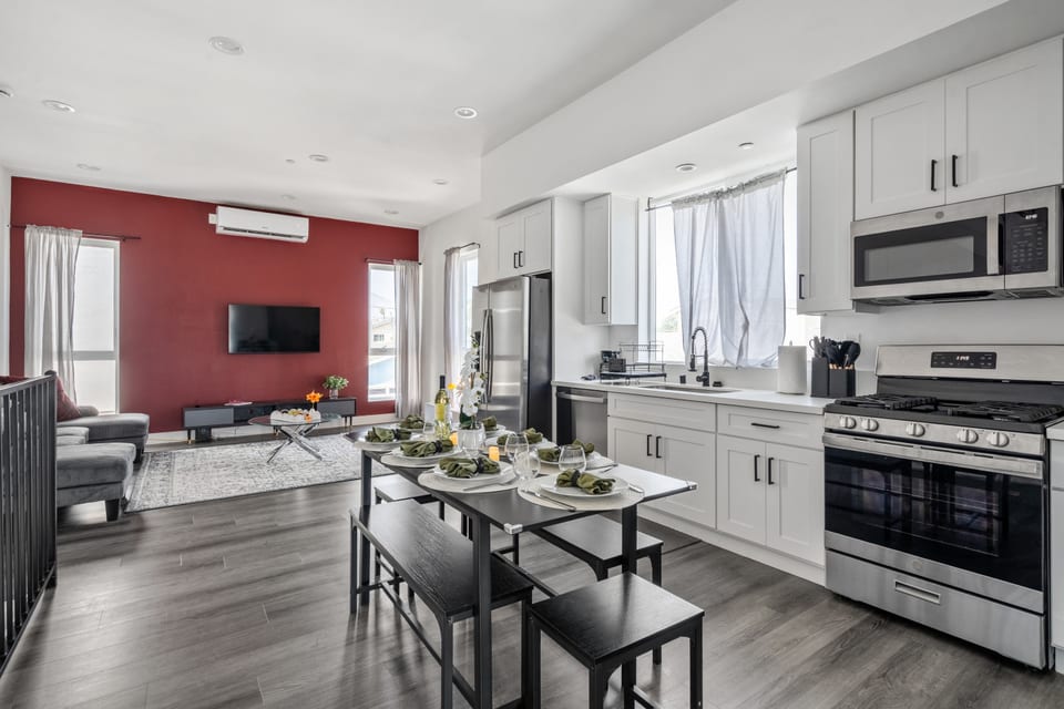 Modern 4BR Suite | Secure Parking | Near USC DTLA - Los Angeles