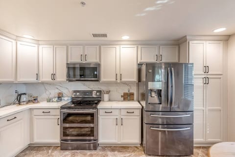 Luxury Condo w/ Pool View & Walk to High Street