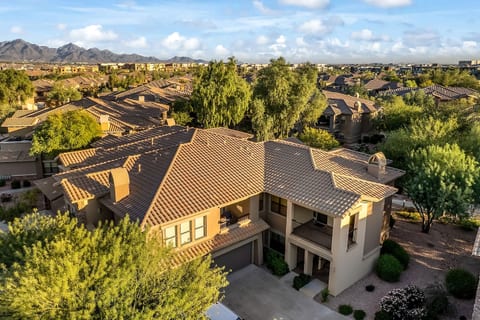 Luxury Condo w/ Pool View & Walk to High Street