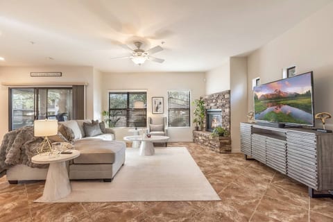 Luxury Condo w/ Pool View & Walk to High Street