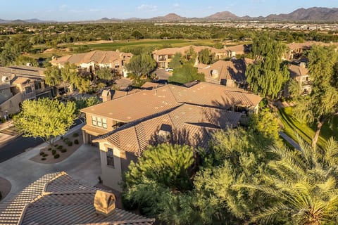 Luxury Condo w/ Pool View & Walk to High Street