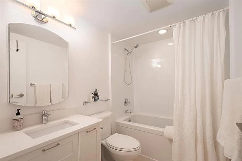 beautiful-luxury-suite-in-heart-of-downtown/