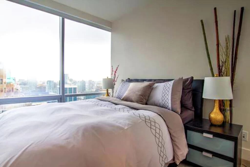 beautiful-luxury-suite-in-heart-of-downtown/