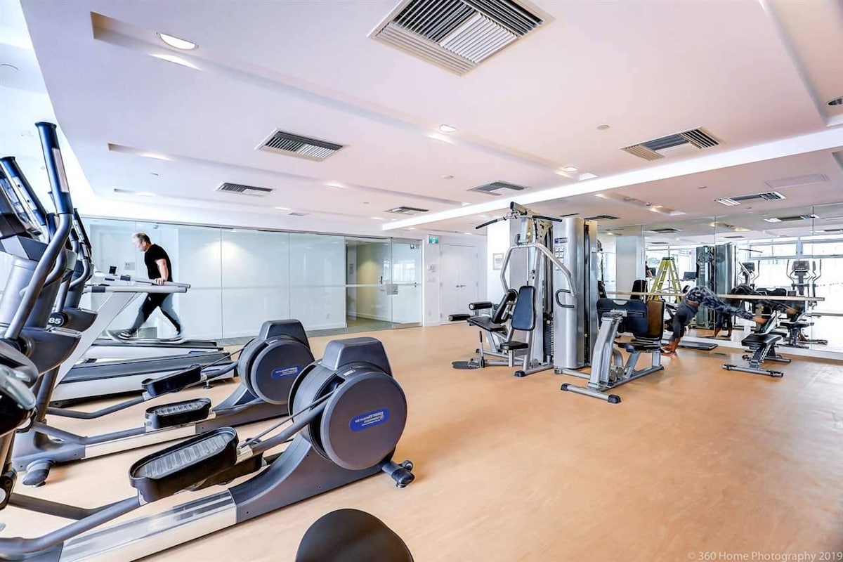 beautiful-luxury-suite-in-heart-of-downtown/