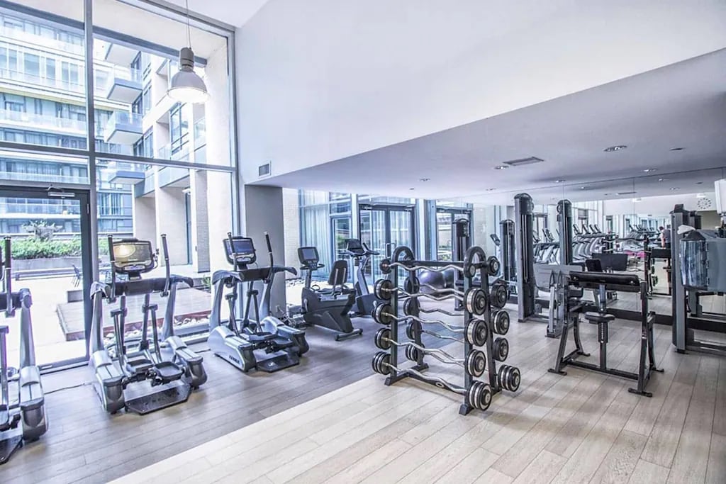 beautiful-luxury-suite-in-heart-of-downtown/